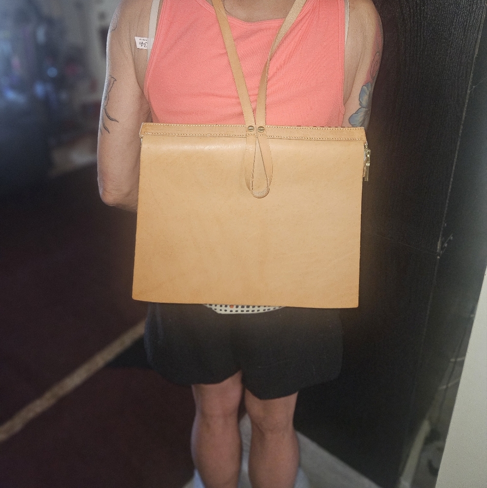 Tan Leather Backpack Bag. Solid Leather In Excellent Used Condition - Picture 2 of 6